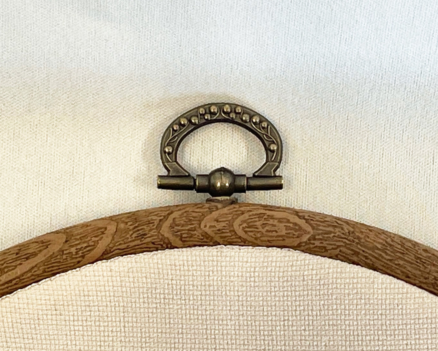 クリスマス仕様 ねこのメルティ 刺繍枠タペストリー 円形 大 バンザイ