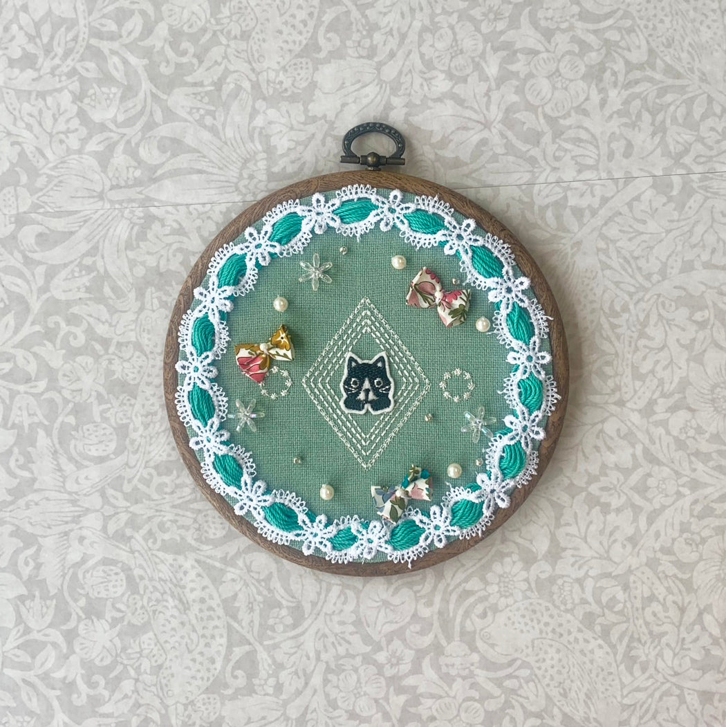 ねこのメルティ 刺繍枠タペストリー 円形 小 ワッペン 春