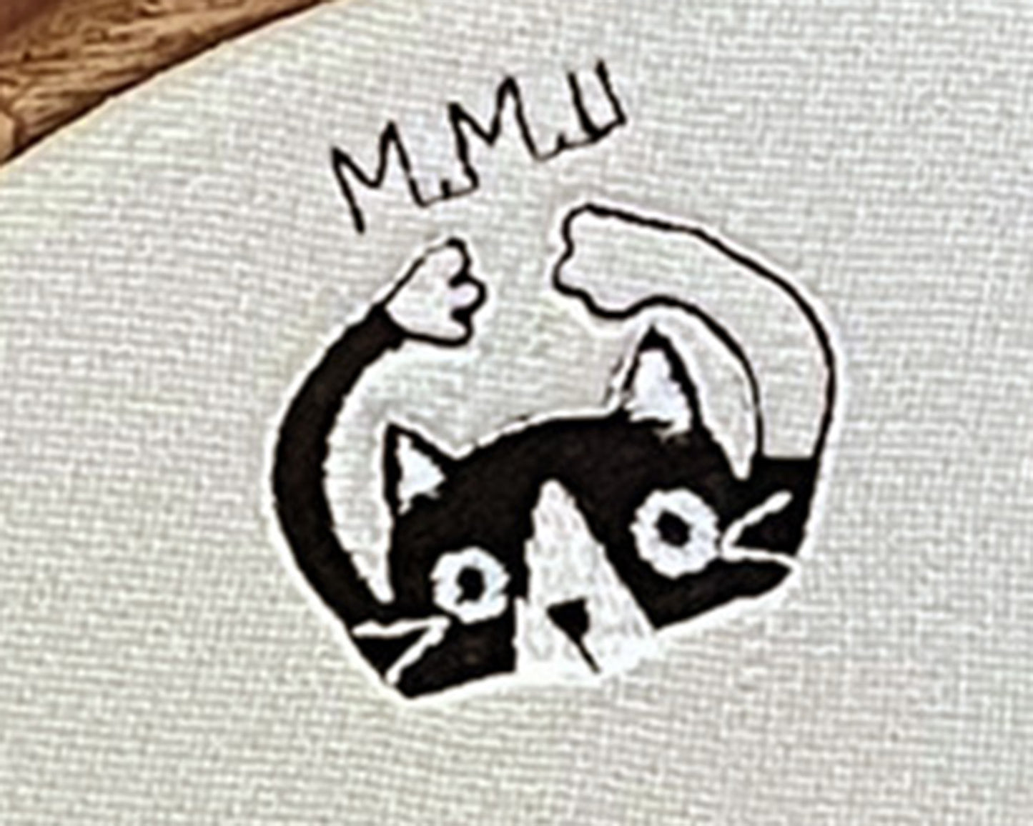 ねこのメルティ 刺繍枠タペストリー 円形 大 バンザイ