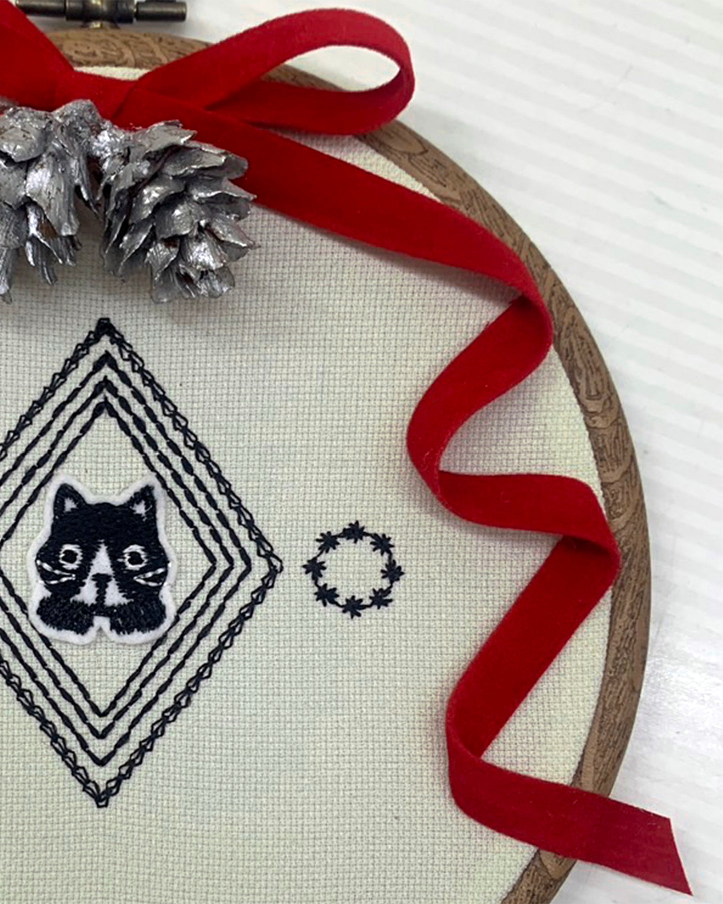 クリスマス仕様 ねこのメルティ 刺繍枠タペストリー 円形 小 ワッペン