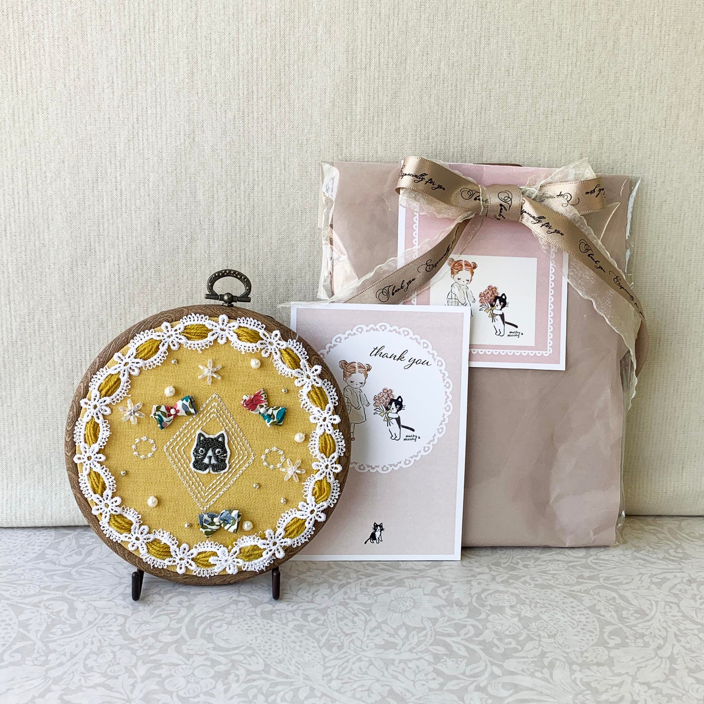 ねこのメルティ 刺繍枠タペストリー 円形 小 ワッペン 春