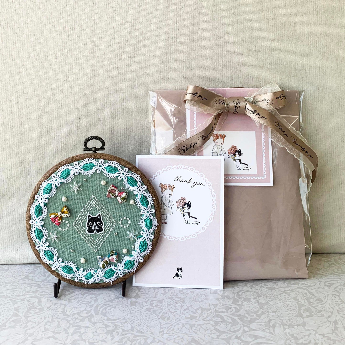 ねこのメルティ 刺繍枠タペストリー 円形 小 ワッペン 春