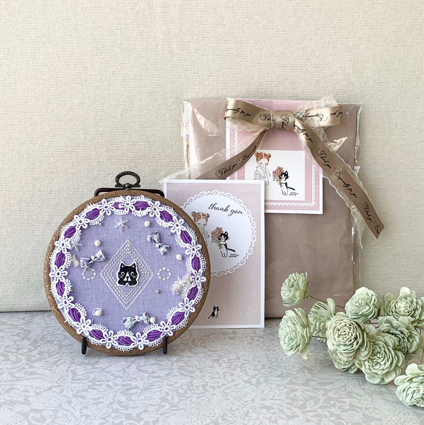 ねこのメルティ 刺繍枠タペストリー 円形 小 ワッペン 春