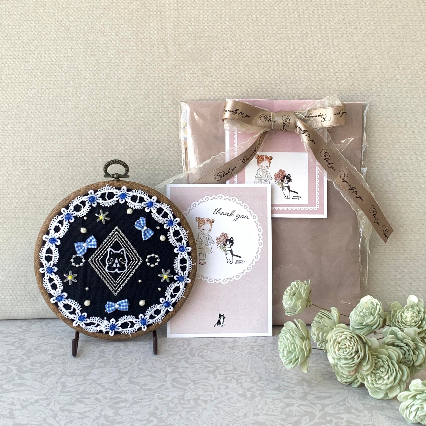 ねこのメルティ 刺繍枠タペストリー 円形 小 ワッペン 春