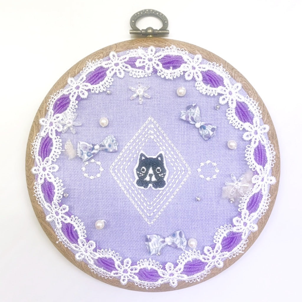 ねこのメルティ 刺繍枠タペストリー 円形 小 ワッペン 春