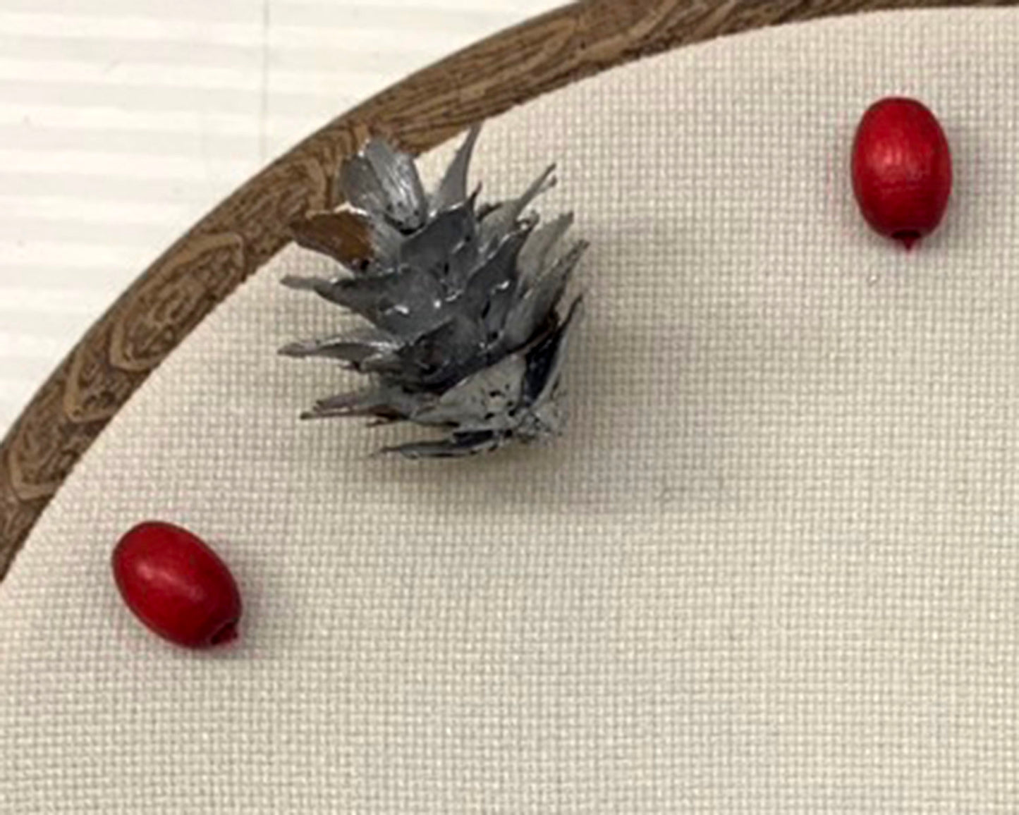 クリスマス仕様 ねこのメルティ 刺繍枠タペストリー 円形 大 三角
