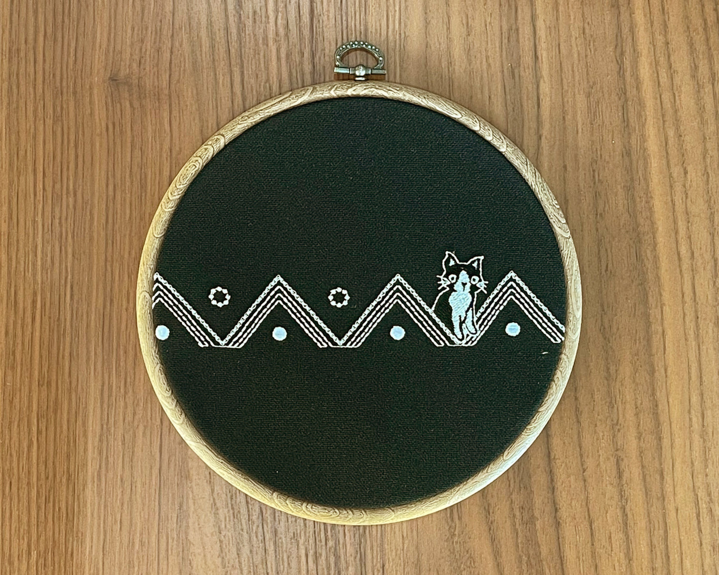 ねこのメルティ 刺繍枠タペストリー 円形 大 三角