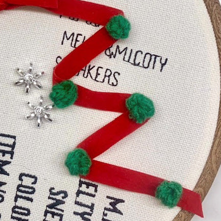 クリスマス仕様 ねこのメルティ 刺繍枠タペストリー 円形 大 バンザイ