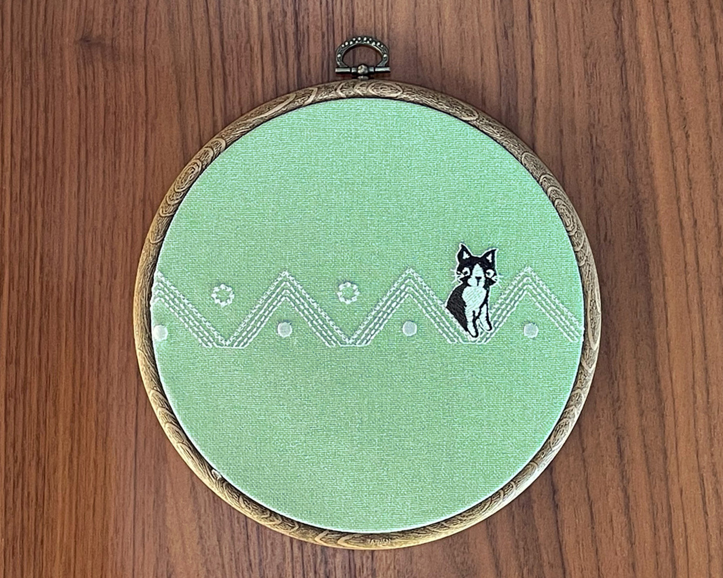 ねこのメルティ 刺繍枠タペストリー 円形 大 三角