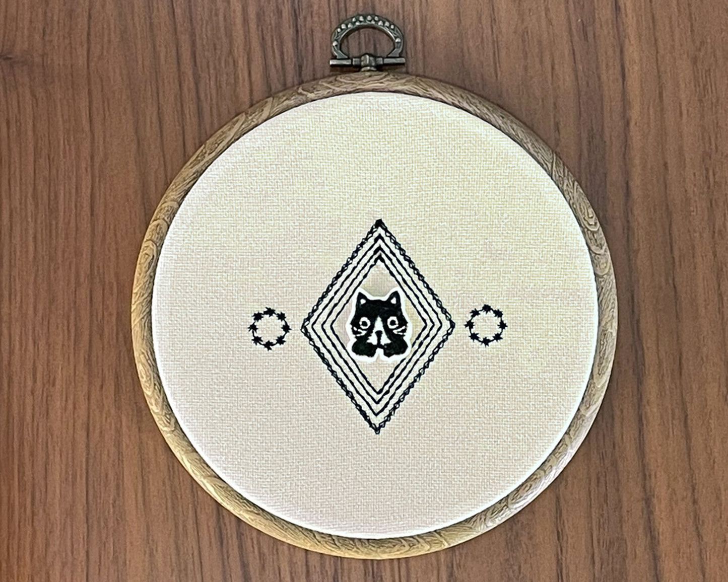 ねこのメルティ 刺繍枠タペストリー 円形 小 ワッペン