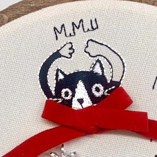 クリスマス仕様 ねこのメルティ 刺繍枠タペストリー 円形 大 バンザイ
