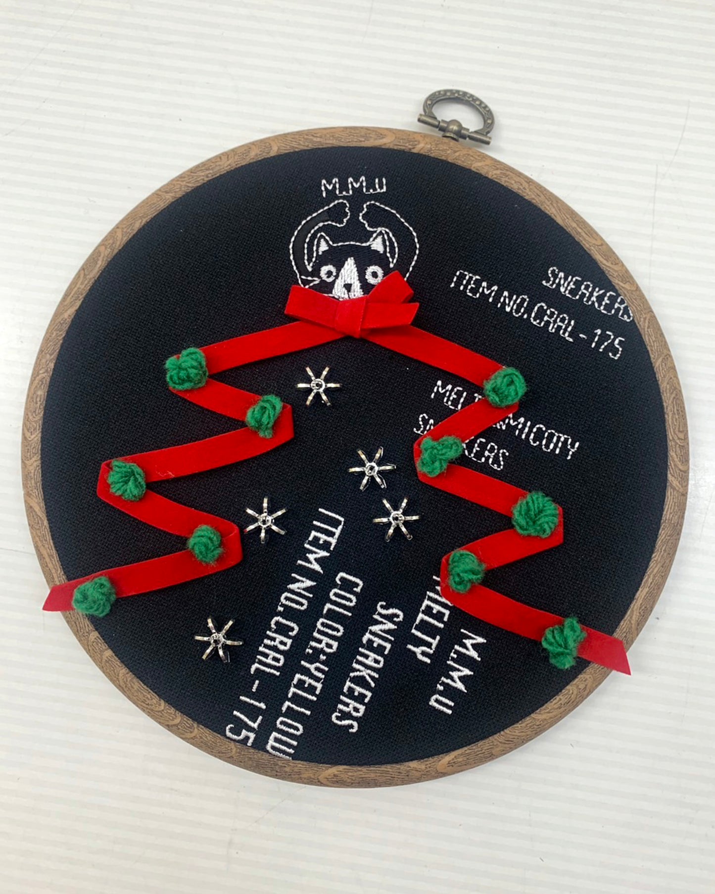 クリスマス仕様 ねこのメルティ 刺繍枠タペストリー 円形 大 バンザイ