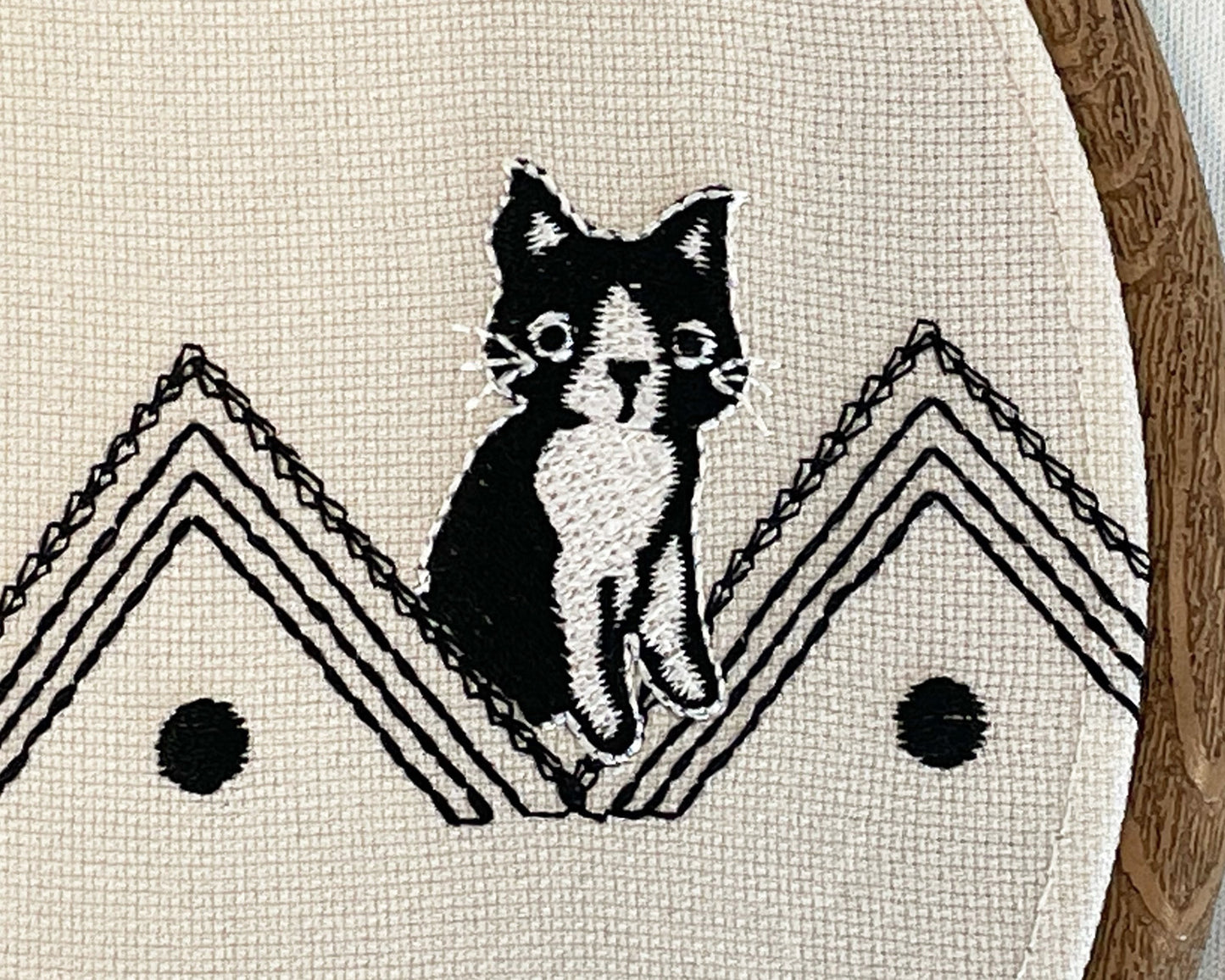 ねこのメルティ 刺繍枠タペストリー 円形 大 三角