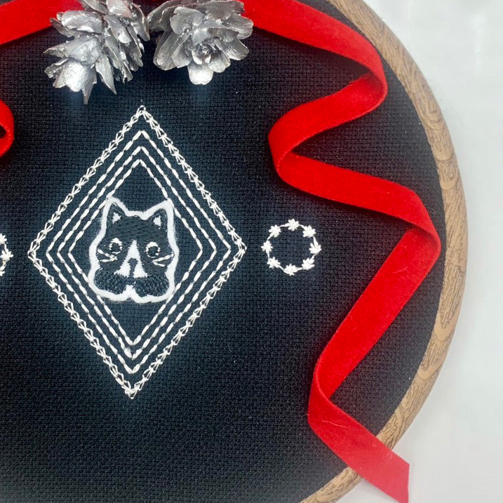 クリスマス仕様 ねこのメルティ 刺繍枠タペストリー 円形 小 ワッペン