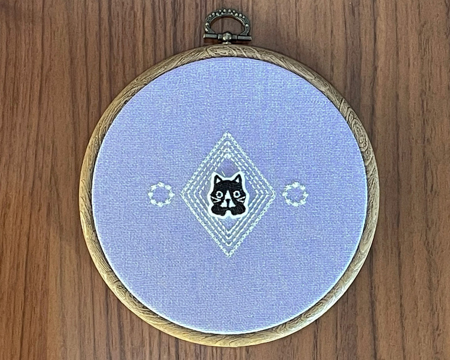 ねこのメルティ 刺繍枠タペストリー 円形 小 ワッペン