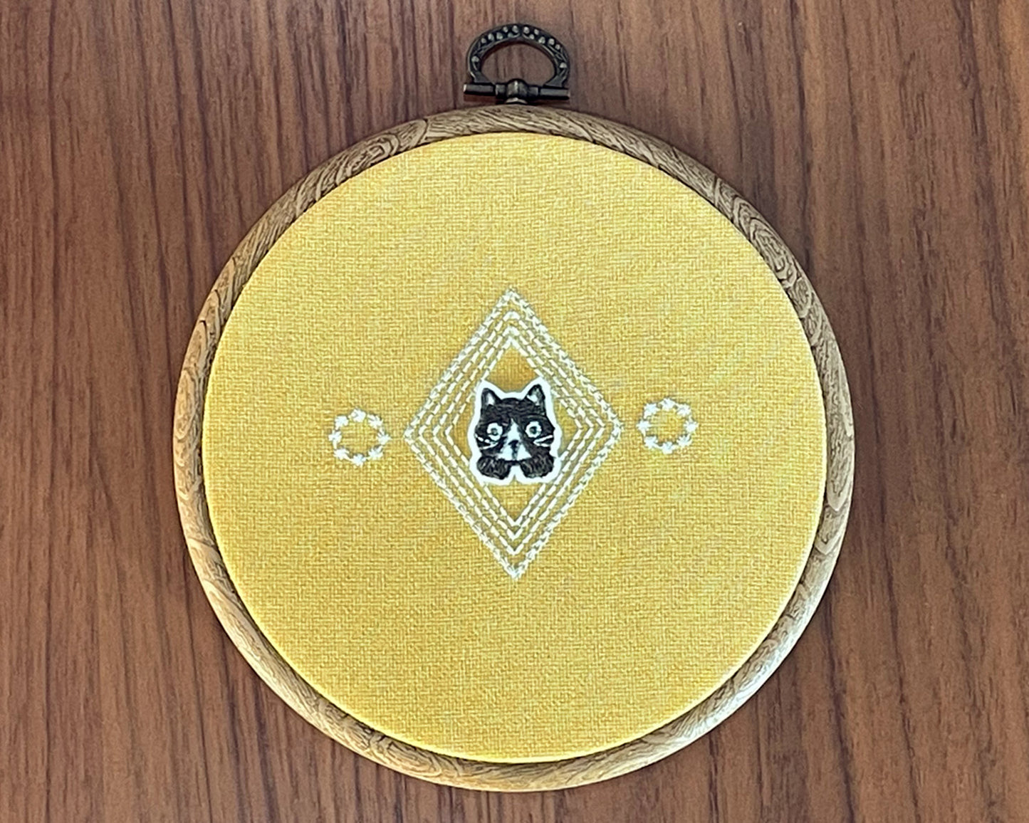 ねこのメルティ 刺繍枠タペストリー 円形 小 ワッペン