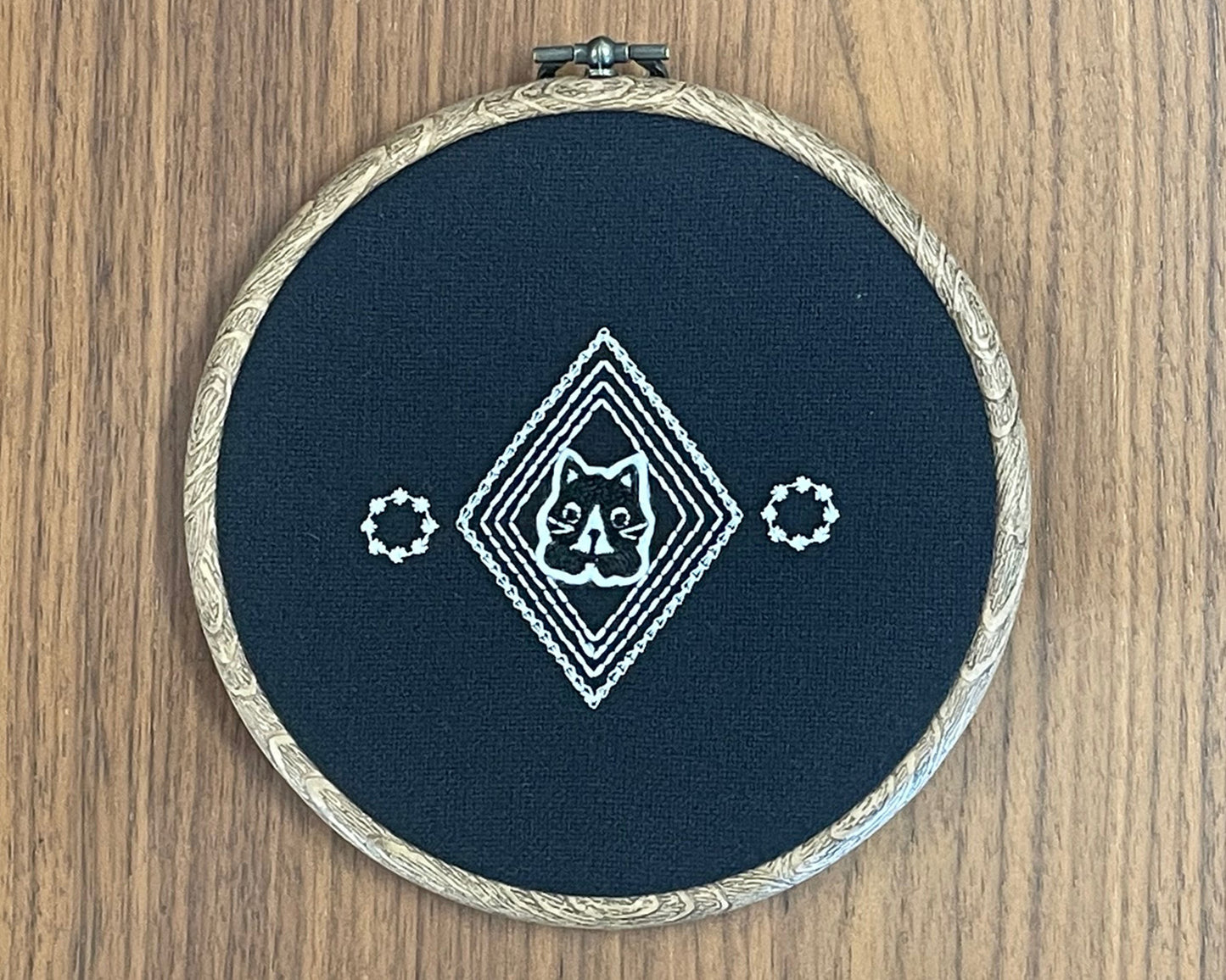 ねこのメルティ 刺繍枠タペストリー 円形 小 ワッペン