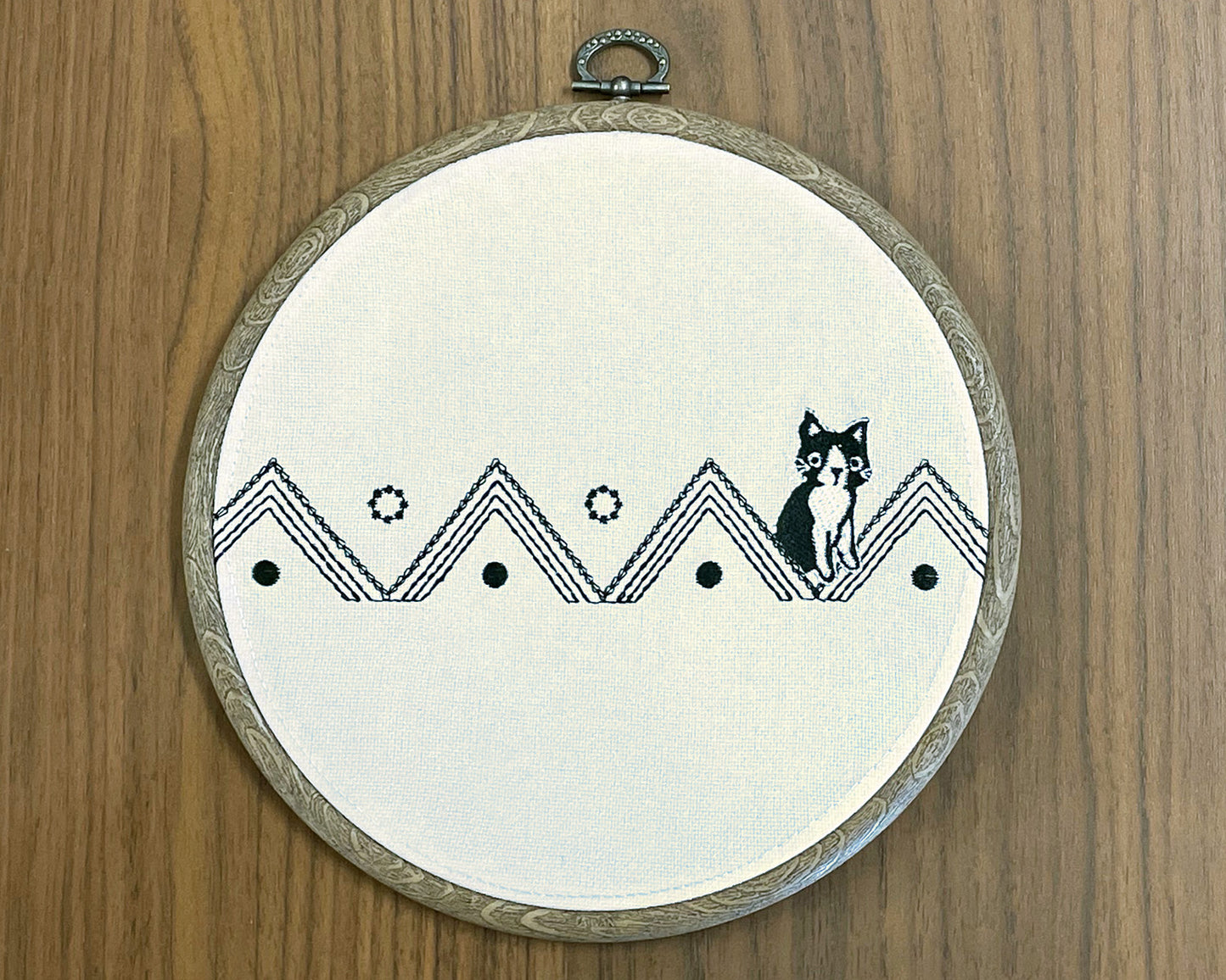 ねこのメルティ 刺繍枠タペストリー 円形 大 三角