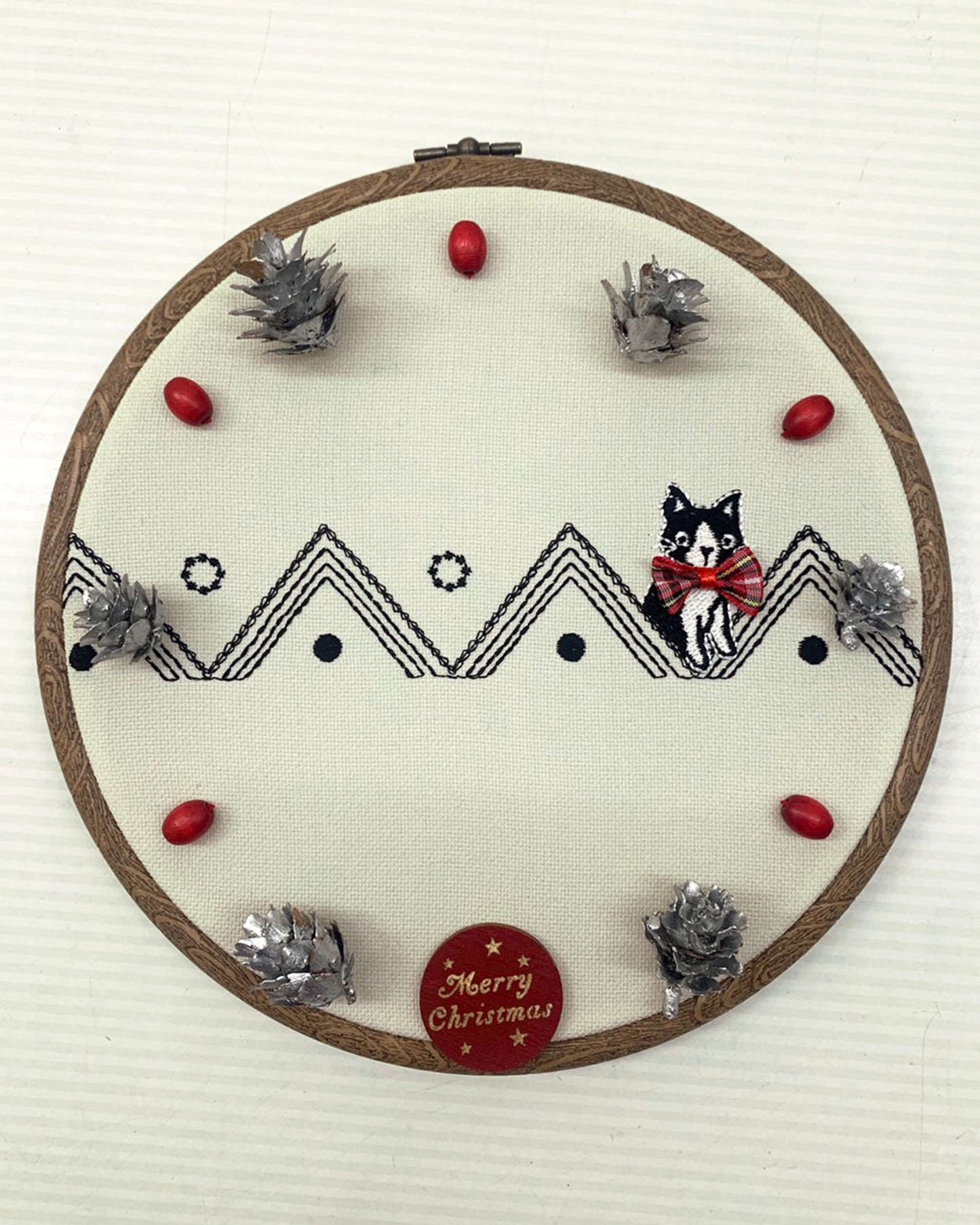 クリスマス仕様 ねこのメルティ 刺繍枠タペストリー 円形 大 三角