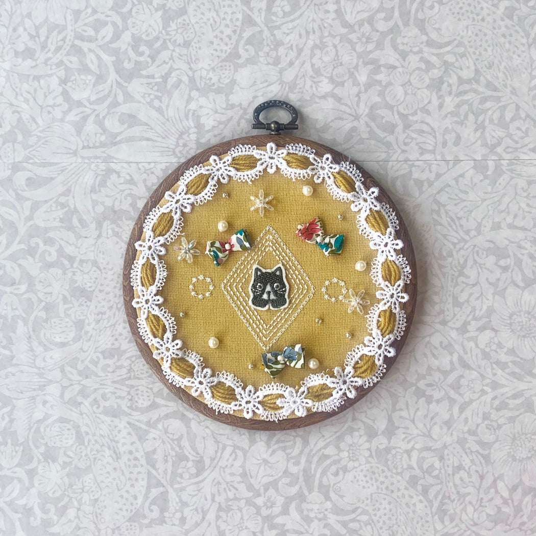 ねこのメルティ 刺繍枠タペストリー 円形 小 ワッペン 春