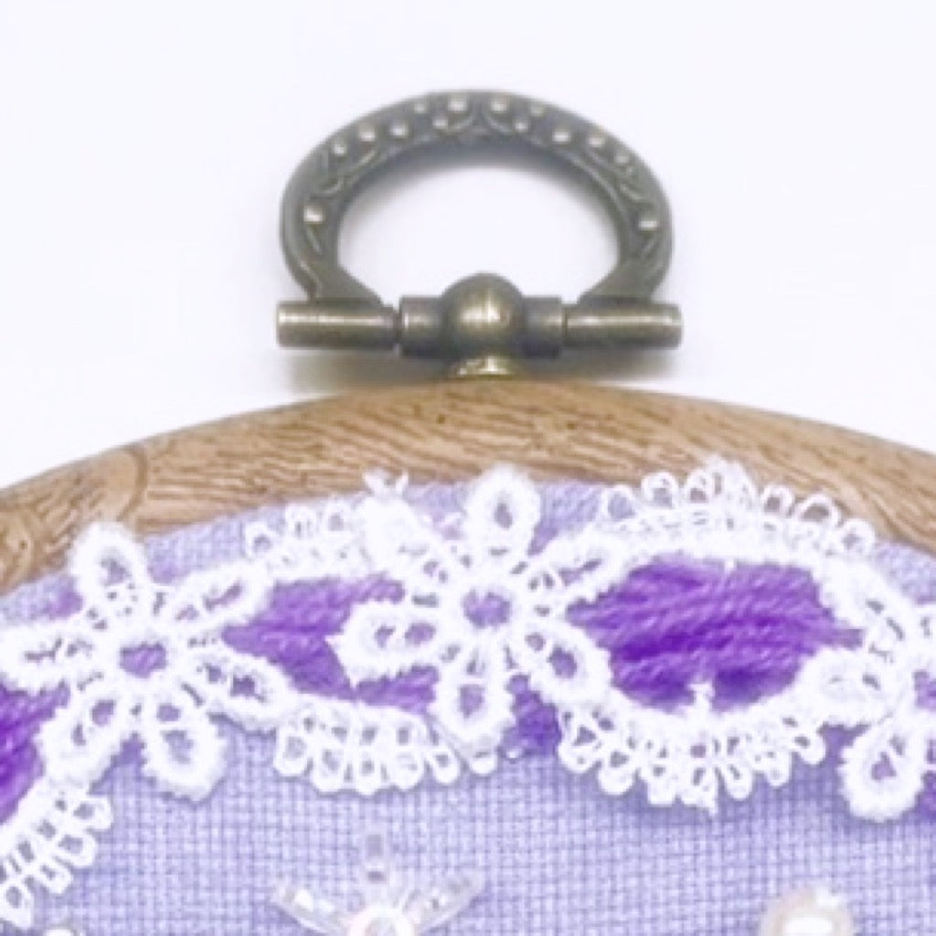 ねこのメルティ 刺繍枠タペストリー 円形 小 ワッペン 春