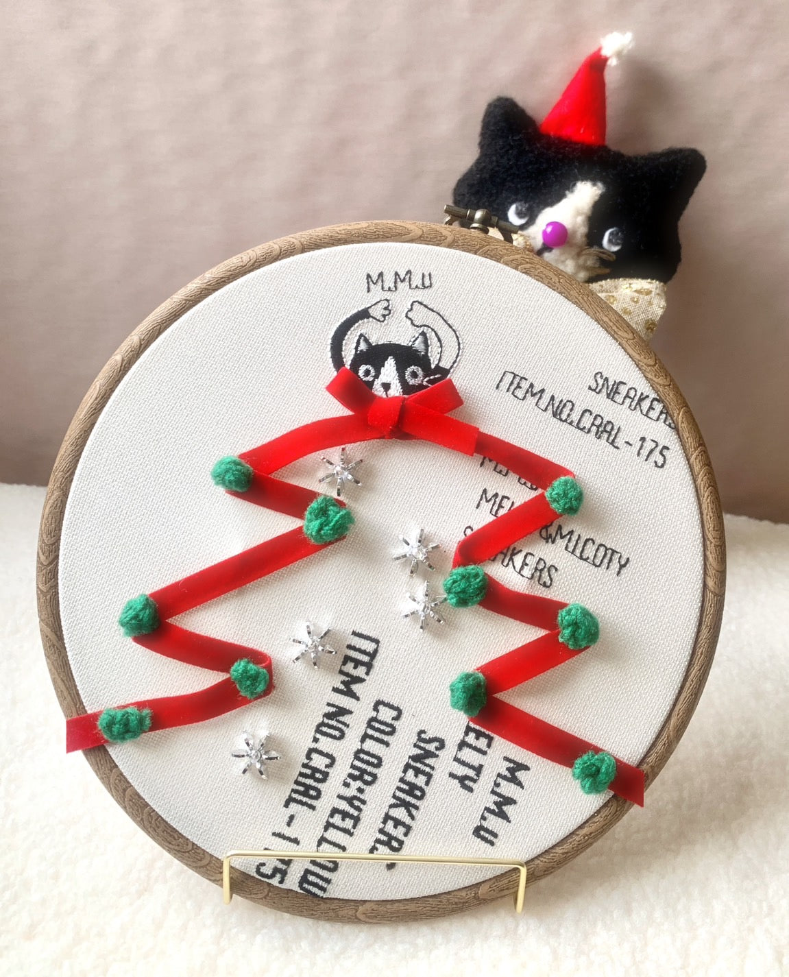 クリスマス仕様 ねこのメルティ 刺繍枠タペストリー 円形 大 バンザイ