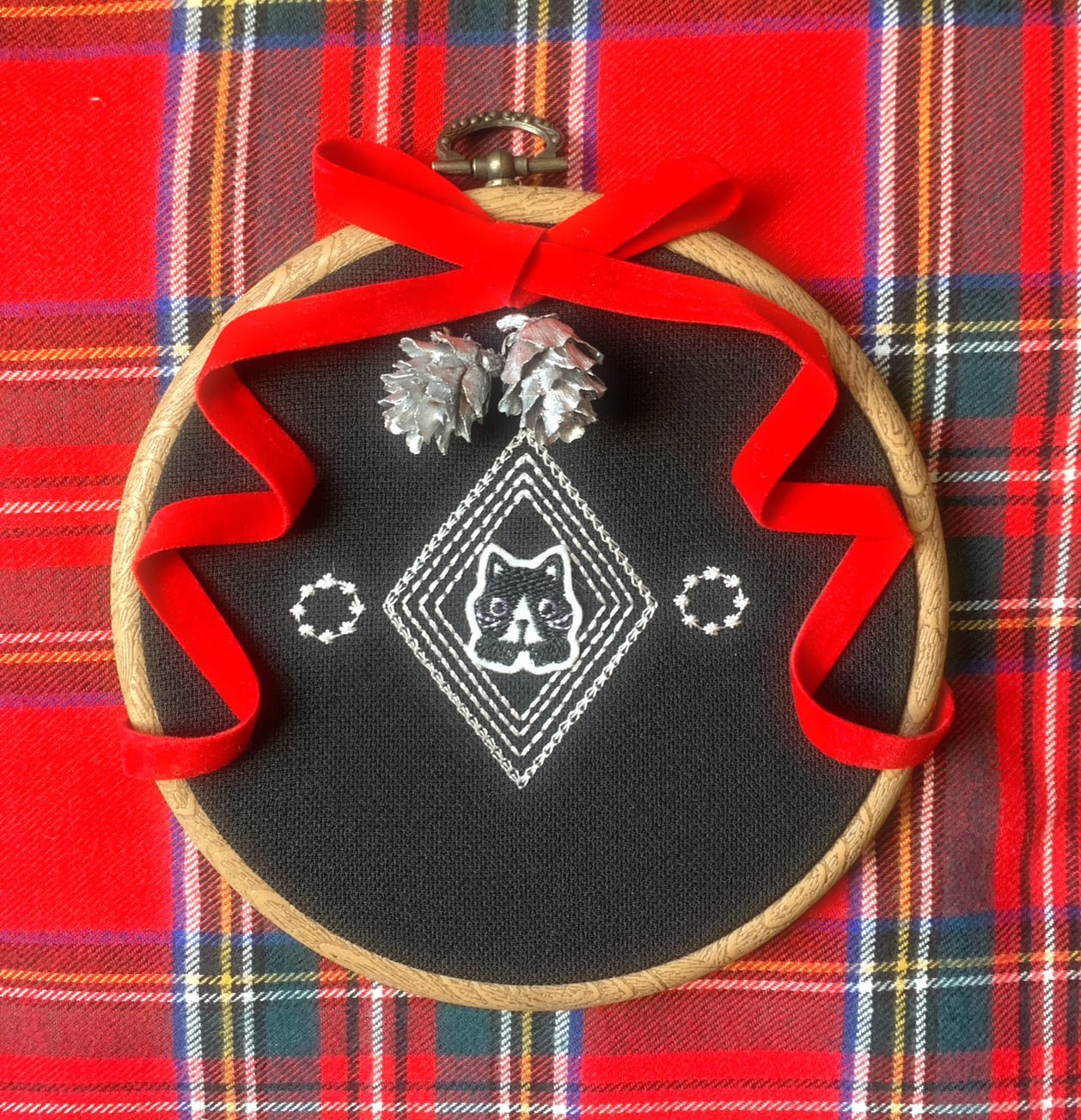 クリスマス仕様 ねこのメルティ 刺繍枠タペストリー 円形 小 ワッペン