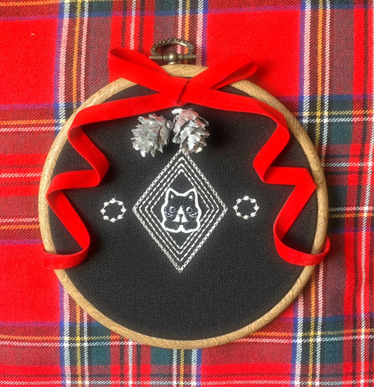 クリスマス仕様 ねこのメルティ 刺繍枠タペストリー 円形 小 ワッペン