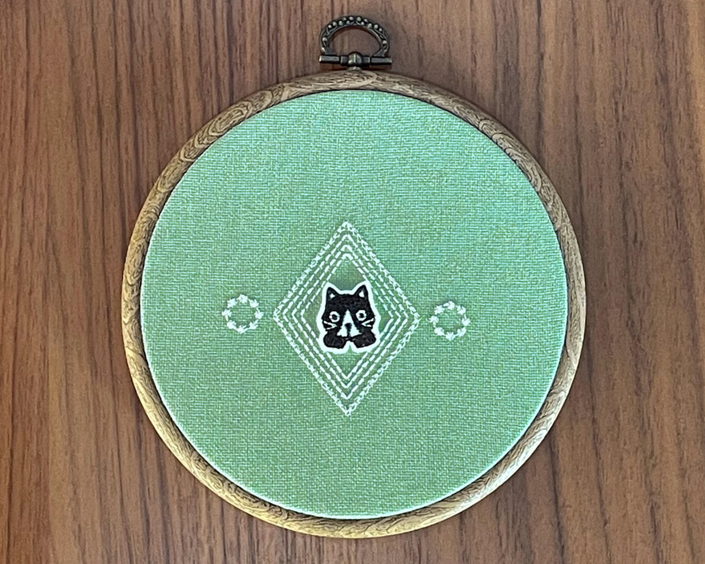 ねこのメルティ 刺繍枠タペストリー 円形 小 ワッペン