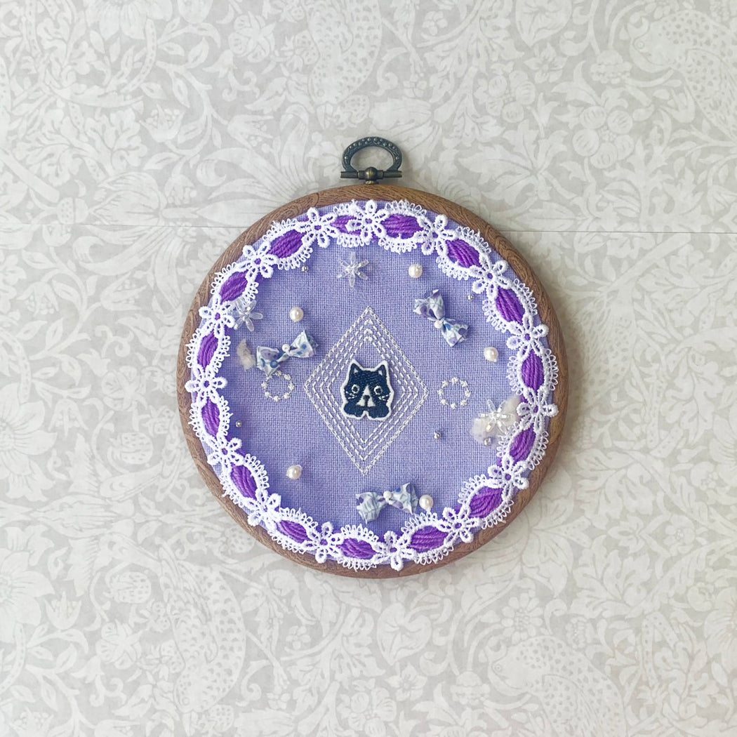 ねこのメルティ 刺繍枠タペストリー 円形 小 ワッペン 春
