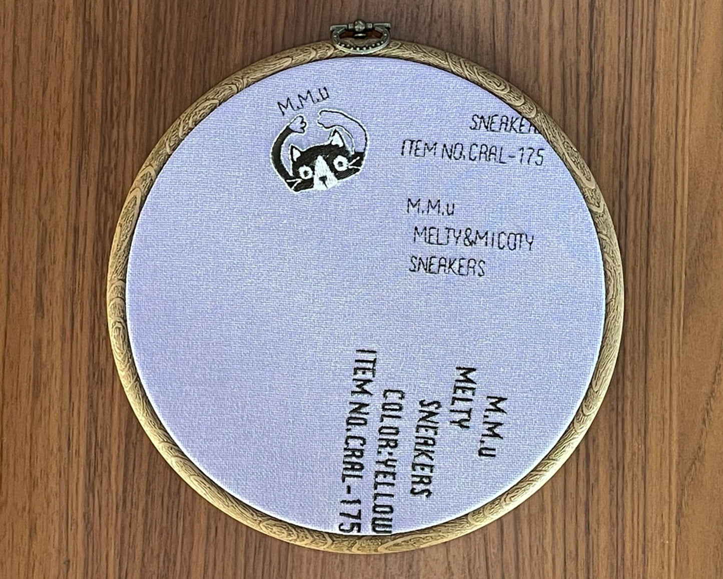 ねこのメルティ 刺繍枠タペストリー 円形 大 バンザイ