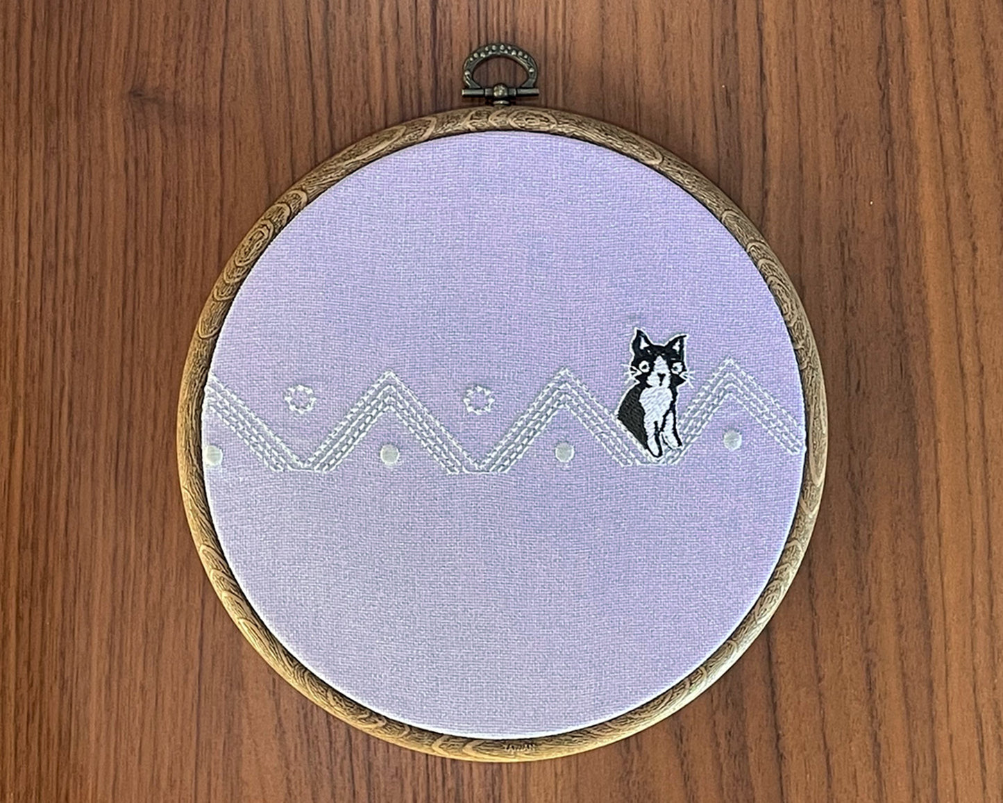 ねこのメルティ 刺繍枠タペストリー 円形 大 三角
