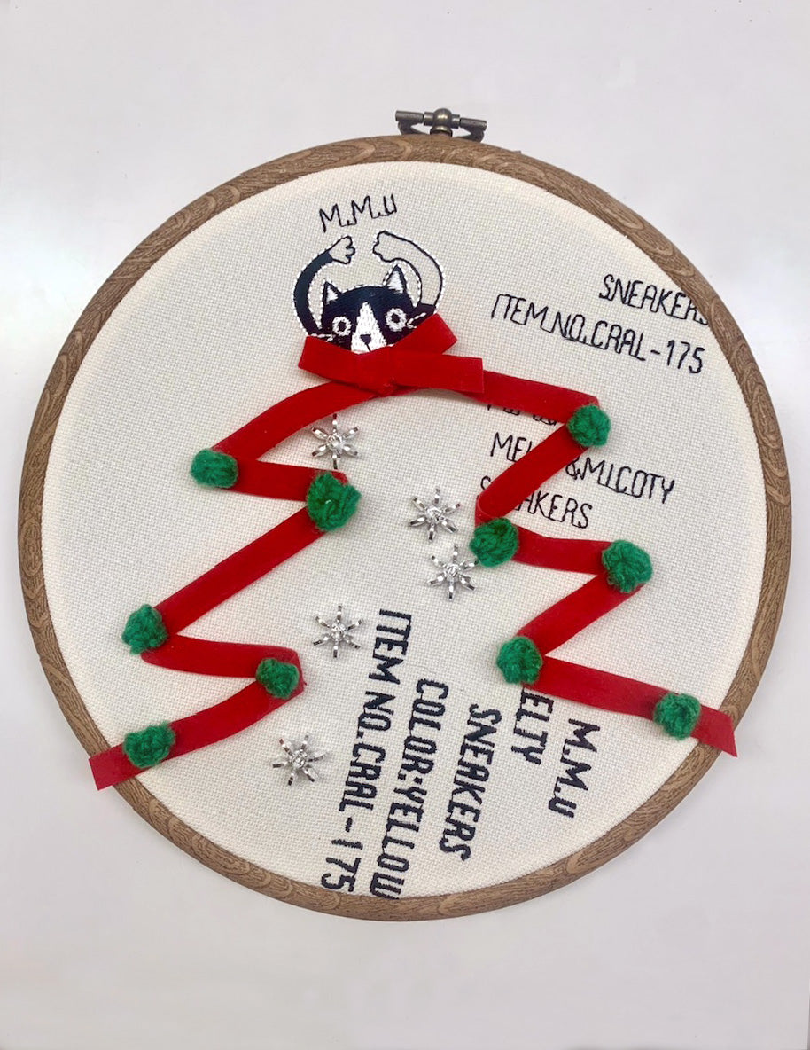 クリスマス仕様 ねこのメルティ 刺繍枠タペストリー 円形 大 バンザイ