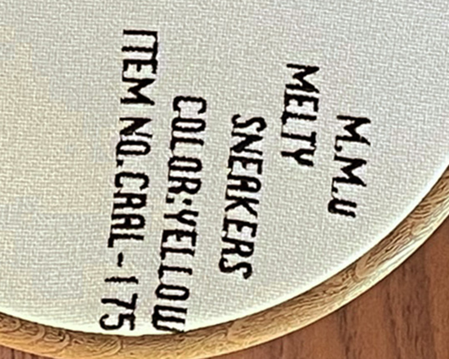 ねこのメルティ 刺繍枠タペストリー 円形 大 バンザイ