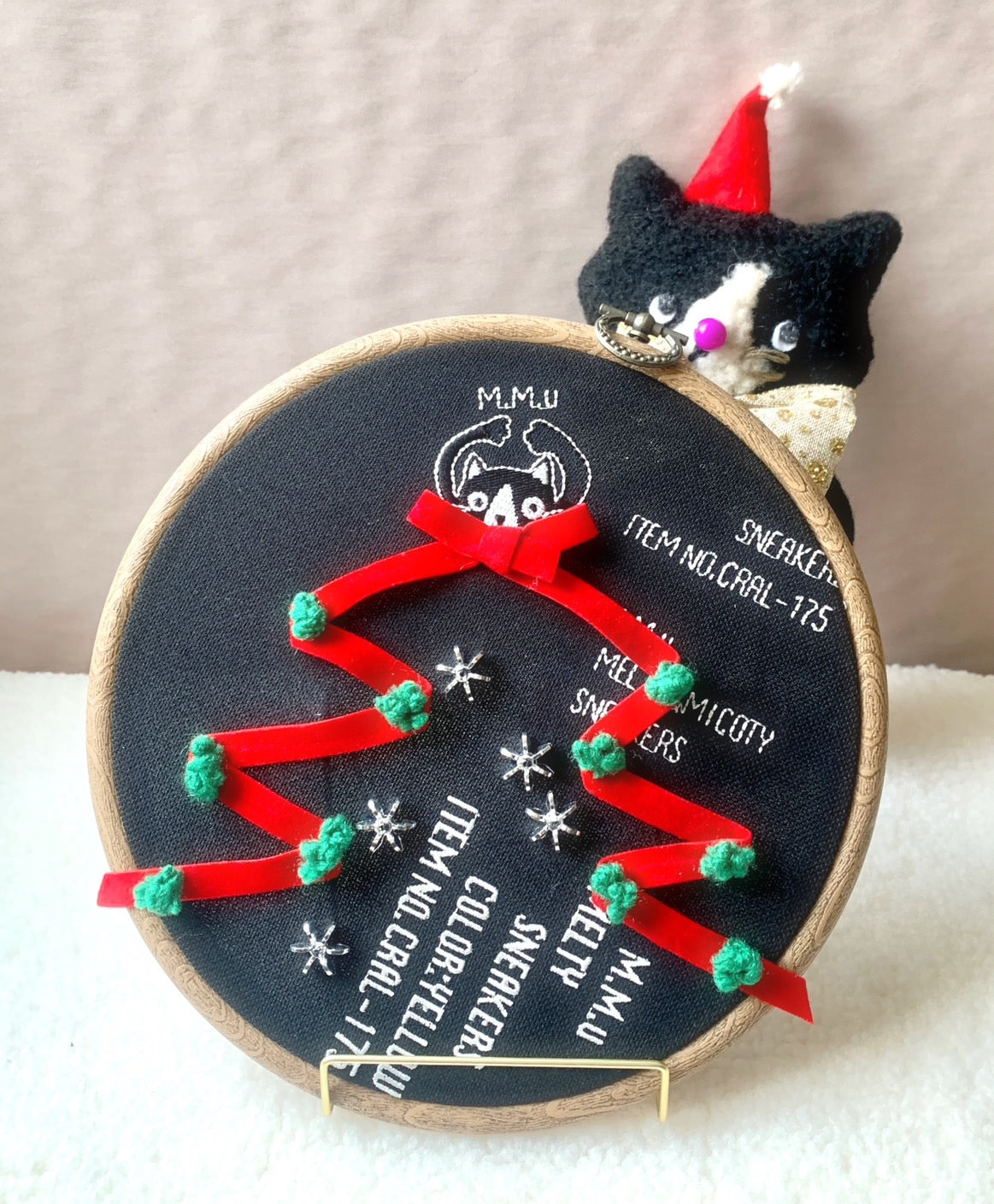 クリスマス仕様 ねこのメルティ 刺繍枠タペストリー 円形 大 バンザイ