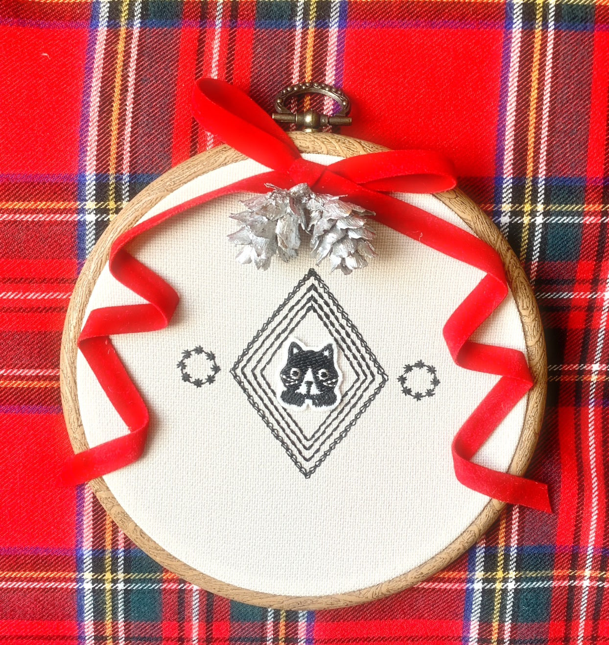 クリスマス仕様 ねこのメルティ 刺繍枠タペストリー 円形 小 ワッペン