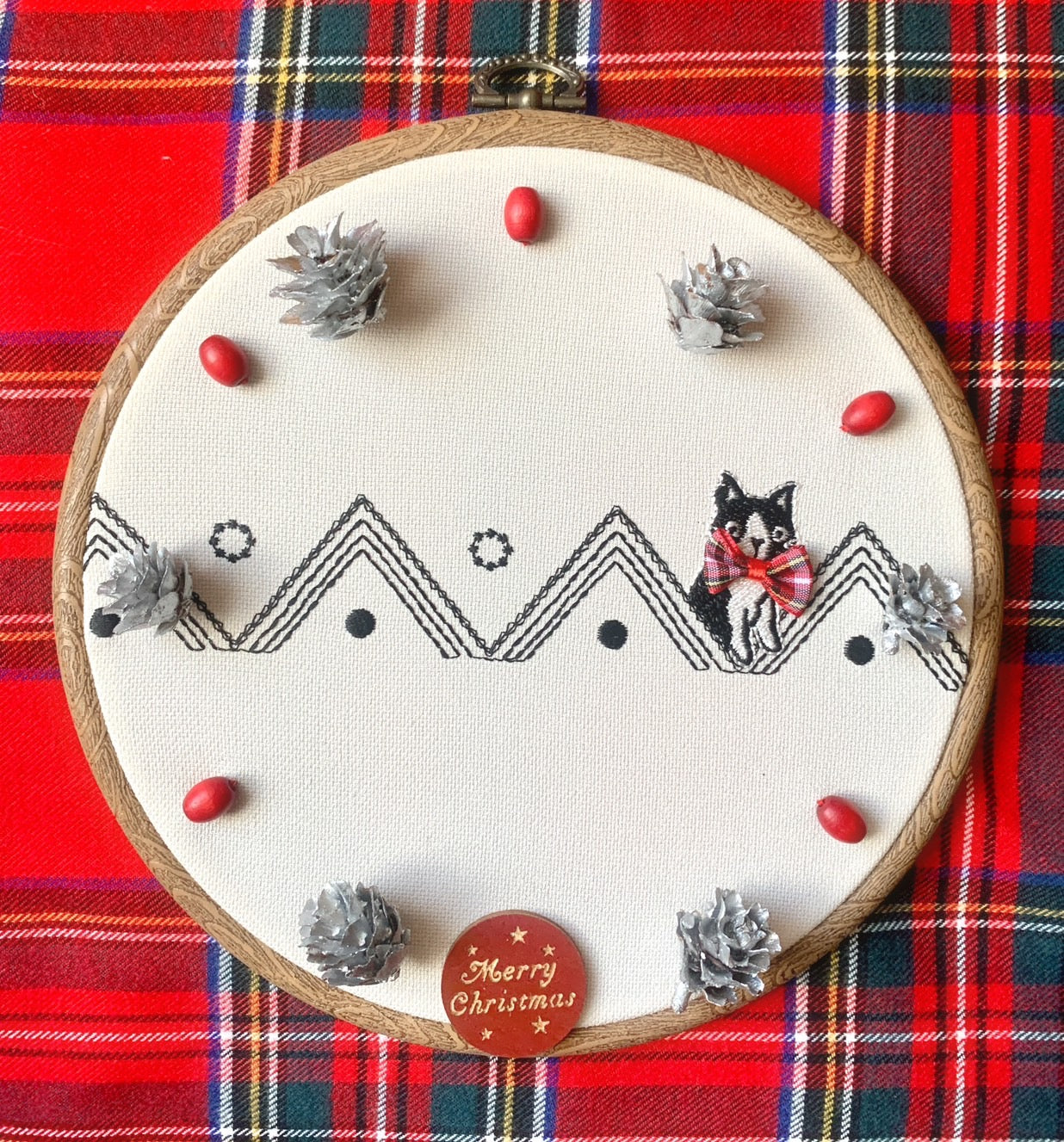 クリスマス仕様 ねこのメルティ 刺繍枠タペストリー 円形 大 三角