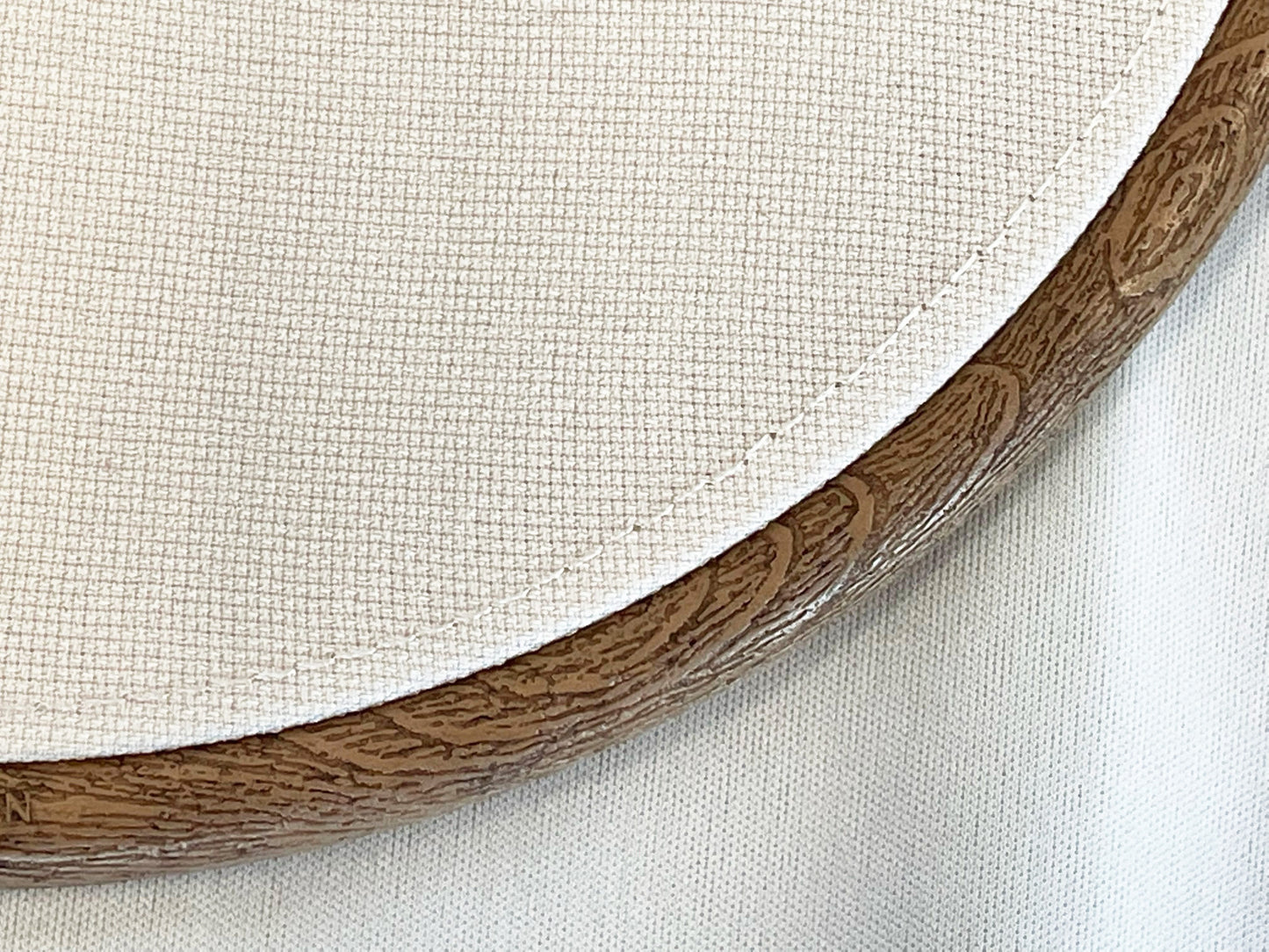 ねこのメルティ 刺繍枠タペストリー 円形 大 バンザイ